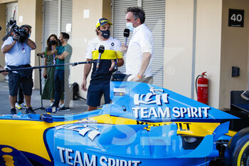 2020-12-11 - ALONSO Fernando (spa), with Franck Montagny, former team mate and Canal+ TV commentator, alongside the Renault R25 of 2005, during the Formula 1 Etihad Airways Abu Dhabi Grand Prix 2020, from December 11 to 13, 2020 on the Yas Marina Circuit, in Abu Dhabi - Photo Florent Gooden / DPPI - FORMULA 1 ETIHAD AIRWAYS ABU DHABI GRAND PRIX 2020 - FRIDAY - FORMULA 1 - MOTORS