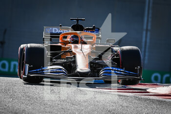 2020-12-11 - 55 SAINZ Carlos (spa), McLaren Renault F1 MCL35, action during the Formula 1 Etihad Airways Abu Dhabi Grand Prix 2020, from December 11 to 13, 2020 on the Yas Marina Circuit, in Abu Dhabi - Photo DPPI - FORMULA 1 ETIHAD AIRWAYS ABU DHABI GRAND PRIX 2020 - FRIDAY - FORMULA 1 - MOTORS