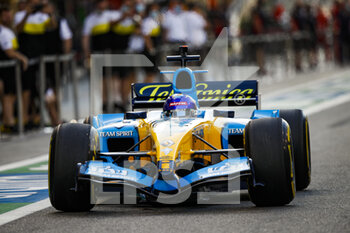 2020-12-11 - ALONSO Fernando (spa) driving his former Renault R25 of 2005, during the Formula 1 Etihad Airways Abu Dhabi Grand Prix 2020, from December 11 to 13, 2020 on the Yas Marina Circuit, in Abu Dhabi - Photo Florent Gooden / DPPI - FORMULA 1 ETIHAD AIRWAYS ABU DHABI GRAND PRIX 2020 - FRIDAY - FORMULA 1 - MOTORS