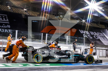 2020-12-11 - 44 HAMILTON Lewis (gbr), Mercedes AMG F1 GP W11 Hybrid EQ Power+, getting pushed by the Marshalls after having a problem in the pitlane during the Formula 1 Etihad Airways Abu Dhabi Grand Prix 2020, from December 11 to 13, 2020 on the Yas Marina Circuit, in Abu Dhabi - Photo Florent Gooden / DPPI - FORMULA 1 ETIHAD AIRWAYS ABU DHABI GRAND PRIX 2020 - FRIDAY - FORMULA 1 - MOTORS