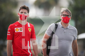 2020-12-12 - LECLERC Charles (mco), Scuderia Ferrari SF1000, with his manager CARON Morgan, portrait during the Formula 1 Etihad Airways Abu Dhabi Grand Prix 2020, from December 11 to 13, 2020 on the Yas Marina Circuit, in Abu Dhabi - Photo Antonin Vincent / DPPI - FORMULA 1 ETIHAD AIRWAYS ABU DHABI GRAND PRIX 2020 - SATURDAY - FORMULA 1 - MOTORS