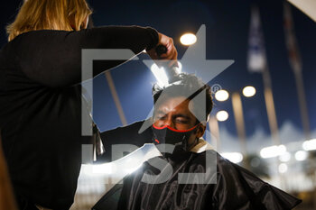 2020-12-12 - TV presenter and journalist Lawrence Barretto getting his head shaved in the paddock for a charity action during the Formula 1 Etihad Airways Abu Dhabi Grand Prix 2020, from December 11 to 13, 2020 on the Yas Marina Circuit, in Abu Dhabi - Photo Florent Gooden / DPPI - FORMULA 1 ETIHAD AIRWAYS ABU DHABI GRAND PRIX 2020 - SATURDAY - FORMULA 1 - MOTORS