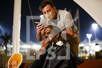 2020-12-12 - TV presenter and journalist Lawrence Barretto getting his head shaved by Will Buxton in the paddock for a charity action during the Formula 1 Etihad Airways Abu Dhabi Grand Prix 2020, from December 11 to 13, 2020 on the Yas Marina Circuit, in Abu Dhabi - Photo Florent Gooden / DPPI - FORMULA 1 ETIHAD AIRWAYS ABU DHABI GRAND PRIX 2020 - SATURDAY - FORMULA 1 - MOTORS
