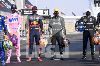2020-12-13 - HAMILTON Lewis (gbr), Mercedes AMG F1 GP W11 Hybrid EQ Power+, VERSTAPPEN Max (ned), Aston Martin Red Bull Racing Honda RB16, portrait Drivers end of season picture during the Formula 1 Etihad Airways Abu Dhabi Grand Prix 2020, from December 11 to 13, 2020 on the Yas Marina Circuit, in Abu Dhabi - Photo Pool F1 / DPPI - FORMULA 1 ETIHAD AIRWAYS ABU DHABI GRAND PRIX 2020 - SUNDAY - FORMULA 1 - MOTORS