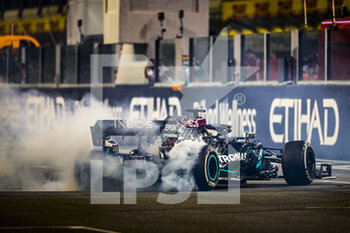 2020-12-13 - HAMILTON Lewis (gbr), Mercedes AMG F1 GP W11 Hybrid EQ Power+, doing some donuts at the end of the race during the Formula 1 Etihad Airways Abu Dhabi Grand Prix 2020, from December 11 to 13, 2020 on the Yas Marina Circuit, in Abu Dhabi - Photo Florent Gooden / DPPI - FORMULA 1 ETIHAD AIRWAYS ABU DHABI GRAND PRIX 2020 - SUNDAY - FORMULA 1 - MOTORS