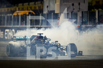 2020-12-13 - HAMILTON Lewis (gbr), Mercedes AMG F1 GP W11 Hybrid EQ Power+, doing some donuts at the end of the race during the Formula 1 Etihad Airways Abu Dhabi Grand Prix 2020, from December 11 to 13, 2020 on the Yas Marina Circuit, in Abu Dhabi - Photo Florent Gooden / DPPI - FORMULA 1 ETIHAD AIRWAYS ABU DHABI GRAND PRIX 2020 - SUNDAY - FORMULA 1 - MOTORS