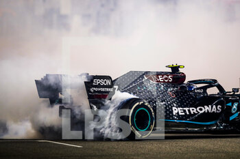 2020-12-13 - BOTTAS Valtteri (fin), Mercedes AMG F1 GP W11 Hybrid EQ Power+, doing some donuts at the end of the race during the Formula 1 Etihad Airways Abu Dhabi Grand Prix 2020, from December 11 to 13, 2020 on the Yas Marina Circuit, in Abu Dhabi - Photo Florent Gooden / DPPI - FORMULA 1 ETIHAD AIRWAYS ABU DHABI GRAND PRIX 2020 - SUNDAY - FORMULA 1 - MOTORS