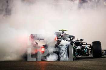 2020-12-13 - BOTTAS Valtteri (fin), Mercedes AMG F1 GP W11 Hybrid EQ Power+, doing some donuts at the end of the race during the Formula 1 Etihad Airways Abu Dhabi Grand Prix 2020, from December 11 to 13, 2020 on the Yas Marina Circuit, in Abu Dhabi - Photo Florent Gooden / DPPI - FORMULA 1 ETIHAD AIRWAYS ABU DHABI GRAND PRIX 2020 - SUNDAY - FORMULA 1 - MOTORS