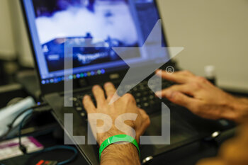 2020-12-13 - Green bracelet, to be free to roam into the biosphere during the Formula 1 Etihad Airways Abu Dhabi Grand Prix 2020, from December 11 to 13, 2020 on the Yas Marina Circuit, in Abu Dhabi - Photo Florent Gooden / DPPI - FORMULA 1 ETIHAD AIRWAYS ABU DHABI GRAND PRIX 2020 - SUNDAY - FORMULA 1 - MOTORS