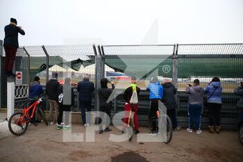 2021-01-27 - Peaple / fans /tifosi around the track of Fiorano (MO) Italy watching the private testing of Ferrari. Carlos Sainz was on track - CARLOS SAINZ FERRARI SF71H FORMULA 1 2021 PRIVATE TESTING - FORMULA 1 - MOTORS