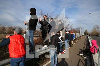 2021-01-27 - People / fans around the track of Fiorano (MO) Italy watching the private testing of Ferrari. Carlos Sainz was on track - CARLOS SAINZ FERRARI SF71H FORMULA 1 2021 PRIVATE TESTING - FORMULA 1 - MOTORS