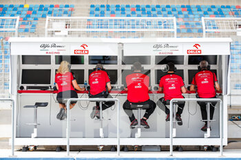 2021-03-12 - Alfa Romeo Racing ORLEN Team, ambiance pitwall during the Formula 1 Pre-season testing 2020 from March 12 to 14, 2021 on the Bahrain International Circuit, in Sakhir, Bahrain - Photo Florent Gooden / DPPI - FORMULA 1 PRE-SEASON TESTING 2021 - FORMULA 1 - MOTORS