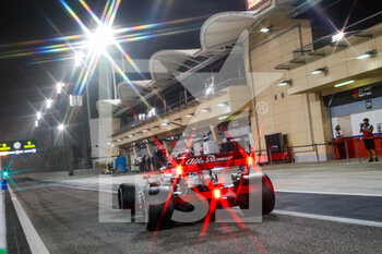 2021-03-12 - GIOVINAZZI Antonio (ita), Alfa Romeo Racing ORLEN C41, action pitlane during the Formula 1 Pre-season testing 2021 from March 12 to 14, 2021 on the Bahrain International Circuit, in Sakhir, Bahrain - Photo Florent Gooden / DPPI - FORMULA 1 PRE-SEASON TESTING 2021 - FORMULA 1 - MOTORS