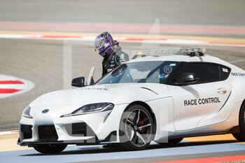 2021-03-13 - HAMILTON Lewis (gbr), Mercedes AMG F1 GP W12 E Performance, portrait getting in the Race Control car, Toyota Supra, during the Formula 1 Pre-season testing 2020 from March 12 to 14, 2021 on the Bahrain International Circuit, in Sakhir, Bahrain - Photo Antonin Vincent / DPPI - FORMULA 1 PRE-SEASON TESTING 2021 - FORMULA 1 - MOTORS