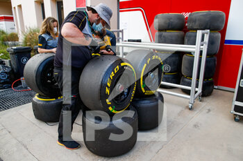 2021-03-13 - Pirelli types technicians at work at work during the Formula 1 Pre-season testing 2021 from March 12 to 14, 2021 on the Bahrain International Circuit, in Sakhir, Bahrain - Photo Florent Gooden / DPPI - FORMULA 1 PRE-SEASON TESTING 2021 - FORMULA 1 - MOTORS