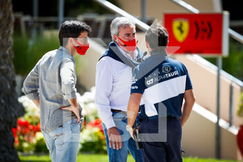 2021-03-14 - Oñoro Carlos, cousin and manager of Carlos Sainz, with Carlos Sainz senior, his father in the paddock during the Formula 1 Pre-season testing 2021 from March 12 to 14, 2021 on the Bahrain International Circuit, in Sakhir, Bahrain - Photo Florent Gooden / DPPI - FORMULA 1 PRE-SEASON TESTING 2021 - FORMULA 1 - MOTORS