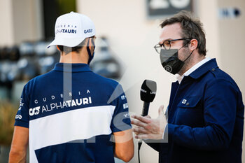 2021-03-14 - GASLY Pierre (fra), Scuderia AlphaTauri Honda AT02, portrait interview with FEBREAU Julien (fr), TV presenter commentateur Canal+, during the Formula 1 Pre-season testing 2021 from March 12 to 14, 2021 on the Bahrain International Circuit, in Sakhir, Bahrain - Photo Florent Gooden / DPPI - FORMULA 1 PRE-SEASON TESTING 2021 - FORMULA 1 - MOTORS