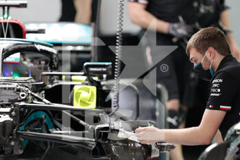 2021-03-25 - mechanic, mecanicien, Mercedes AMG F1 GP, ambiance during Formula 1 Gulf Air Bahrain Grand Prix 2021 from March 26 to 28, 2021 on the Bahrain International Circuit, in Sakhir, Bahrain - Photo Frédéric Le Floc?h / DPPI - FORMULA 1 GULF AIR BAHRAIN GRAND PRIX 2021 - FORMULA 1 - MOTORS
