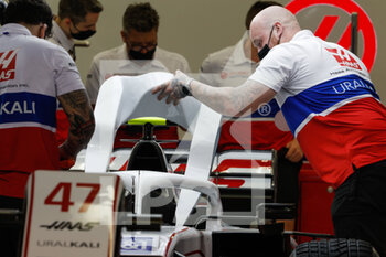 2021-03-25 - mechanic, mecanicien, Haas F1 Team, ambiance during Formula 1 Gulf Air Bahrain Grand Prix 2021 from March 26 to 28, 2021 on the Bahrain International Circuit, in Sakhir, Bahrain - Photo Frédéric Le Floc?h / DPPI - FORMULA 1 GULF AIR BAHRAIN GRAND PRIX 2021 - FORMULA 1 - MOTORS