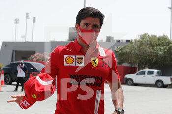 2021-03-26 - SAINZ Carlos (spa), Scuderia Ferrari SF21, portrait during Formula 1 Gulf Air Bahrain Grand Prix 2021 from March 26 to 28, 2021 on the Bahrain International Circuit, in Sakhir, Bahrain - Photo Frédéric Le Floc?h / DPPI - FORMULA 1 GULF AIR BAHRAIN GRAND PRIX 2021 - FORMULA 1 - MOTORS
