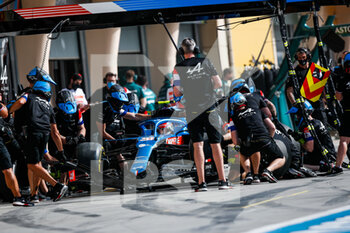 2021-03-26 - OCON Esteban (fra), Alpine F1 A521, action pitstop during Formula 1 Gulf Air Bahrain Grand Prix 2021 from March 26 to 28, 2021 on the Bahrain International Circuit, in Sakhir, Bahrain - Photo Florent Gooden / DPPI - FORMULA 1 GULF AIR BAHRAIN GRAND PRIX 2021 - FORMULA 1 - MOTORS