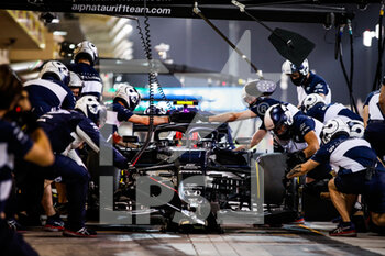 2021-03-26 - GASLY Pierre (fra), Scuderia AlphaTauri Honda AT02, action pitstop during Formula 1 Gulf Air Bahrain Grand Prix 2021 from March 26 to 28, 2021 on the Bahrain International Circuit, in Sakhir, Bahrain - Photo Florent Gooden / DPPI - FORMULA 1 GULF AIR BAHRAIN GRAND PRIX 2021 - FORMULA 1 - MOTORS
