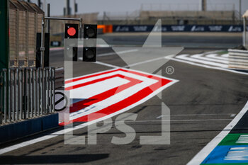 2021-03-27 - Pitlane red light system during Formula 1 Gulf Air Bahrain Grand Prix 2021 from March 26 to 28, 2021 on the Bahrain International Circuit, in Sakhir, Bahrain - Photo Florent Gooden / DPPI - FORMULA 1 GULF AIR BAHRAIN GRAND PRIX 2021 - FORMULA 1 - MOTORS