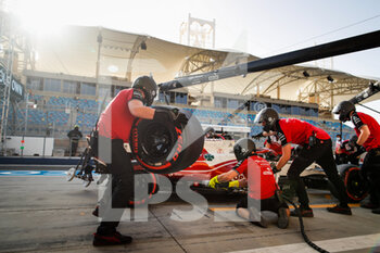 2021-03-27 - Alfa Romeo Racing ORLEN Team, ambiance pitstop during Formula 1 Gulf Air Bahrain Grand Prix 2021 from March 26 to 28, 2021 on the Bahrain International Circuit, in Sakhir, Bahrain - Photo Florent Gooden / DPPI - FORMULA 1 GULF AIR BAHRAIN GRAND PRIX 2021 - FORMULA 1 - MOTORS