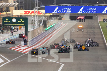 2021-03-28 - 33 VERSTAPPEN Max (nld), Red Bull Racing Honda RB16B, action, 44 HAMILTON Lewis (gbr), Mercedes AMG F1 GP W12 E Performance, action start of the race, depart, during Formula 1 Gulf Air Bahrain Grand Prix 2021 from March 26 to 28, 2021 on the Bahrain International Circuit, in Sakhir, Bahrain - Photo Frédéric Le Floc?h / DPPI - FORMULA 1 GULF AIR BAHRAIN GRAND PRIX 2021 - FORMULA 1 - MOTORS