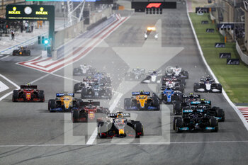 2021-03-28 - Start of the race, 33 VERSTAPPEN Max (nld), Red Bull Racing Honda RB16B, 44 HAMILTON Lewis (gbr), Mercedes AMG F1 GP W12 E Performance, action during Formula 1 Gulf Air Bahrain Grand Prix 2021 from March 26 to 28, 2021 on the Bahrain International Circuit, in Sakhir, Bahrain - Photo Frédéric Le Floc?h / DPPI - FORMULA 1 GULF AIR BAHRAIN GRAND PRIX 2021 - FORMULA 1 - MOTORS