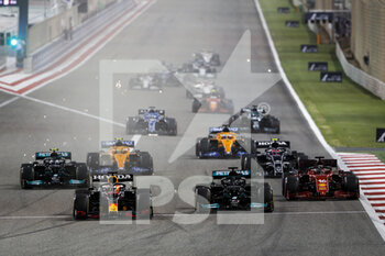 2021-03-28 - Start of the race, 33 VERSTAPPEN Max (nld), Red Bull Racing Honda RB16B, 44 HAMILTON Lewis (gbr), Mercedes AMG F1 GP W12 E Performance, action during Formula 1 Gulf Air Bahrain Grand Prix 2021 from March 26 to 28, 2021 on the Bahrain International Circuit, in Sakhir, Bahrain - Photo Frédéric Le Floc?h / DPPI - FORMULA 1 GULF AIR BAHRAIN GRAND PRIX 2021 - FORMULA 1 - MOTORS