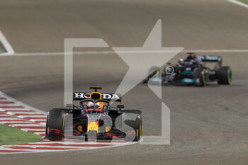 2021-03-28 - 33 VERSTAPPEN Max (nld), Red Bull Racing Honda RB16B, action 44 HAMILTON Lewis (gbr), Mercedes AMG F1 GP W12 E Performance, action during Formula 1 Gulf Air Bahrain Grand Prix 2021 from March 26 to 28, 2021 on the Bahrain International Circuit, in Sakhir, Bahrain - Photo Frédéric Le Floc?h / DPPI - FORMULA 1 GULF AIR BAHRAIN GRAND PRIX 2021 - FORMULA 1 - MOTORS