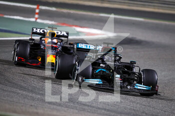 2021-03-28 - 44 HAMILTON Lewis (gbr), Mercedes AMG F1 GP W12 E Performance, 33 VERSTAPPEN Max (nld), Red Bull Racing Honda RB16B, action during Formula 1 Gulf Air Bahrain Grand Prix 2021 from March 26 to 28, 2021 on the Bahrain International Circuit, in Sakhir, Bahrain - Photo Florent Gooden / DPPI - FORMULA 1 GULF AIR BAHRAIN GRAND PRIX 2021 - FORMULA 1 - MOTORS