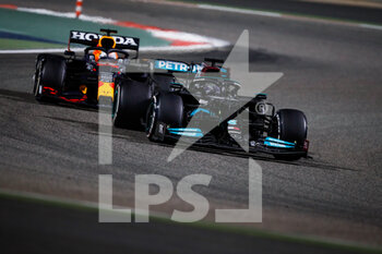2021-03-28 - HAMILTON Lewis (gbr), Mercedes AMG F1 GP W12 E Performance, VERSTAPPEN Max (ned), Red Bull Racing Honda RB16B, action during Formula 1 Gulf Air Bahrain Grand Prix 2021 from March 26 to 28, 2021 on the Bahrain International Circuit, in Sakhir, Bahrain - Photo Florent Gooden / DPPI - FORMULA 1 GULF AIR BAHRAIN GRAND PRIX 2021 - FORMULA 1 - MOTORS