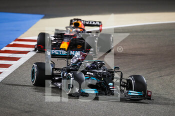 2021-03-28 - 44 HAMILTON Lewis (gbr), Mercedes AMG F1 GP W12 E Performance, 33 VERSTAPPEN Max (nld), Red Bull Racing Honda RB16B, action during Formula 1 Gulf Air Bahrain Grand Prix 2021 from March 26 to 28, 2021 on the Bahrain International Circuit, in Sakhir, Bahrain - Photo Florent Gooden / DPPI - FORMULA 1 GULF AIR BAHRAIN GRAND PRIX 2021 - FORMULA 1 - MOTORS