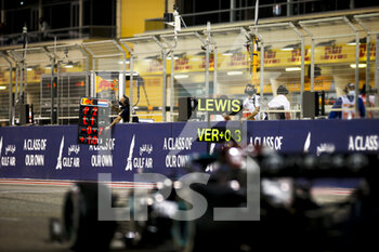 2021-03-28 - Pit board, gap between HAMILTON Lewis (gbr), Mercedes AMG F1 GP W12 E Performance, 33 VERSTAPPEN Max (nld), Red Bull Racing Honda RB16B, action during Formula 1 Gulf Air Bahrain Grand Prix 2021 from March 26 to 28, 2021 on the Bahrain International Circuit, in Sakhir, Bahrain - Photo DPPI - FORMULA 1 GULF AIR BAHRAIN GRAND PRIX 2021 - FORMULA 1 - MOTORS