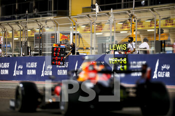 2021-03-28 - Pit board, gap between HAMILTON Lewis (gbr), Mercedes AMG F1 GP W12 E Performance, 33 VERSTAPPEN Max (nld), Red Bull Racing Honda RB16B, action during Formula 1 Gulf Air Bahrain Grand Prix 2021 from March 26 to 28, 2021 on the Bahrain International Circuit, in Sakhir, Bahrain - Photo DPPI - FORMULA 1 GULF AIR BAHRAIN GRAND PRIX 2021 - FORMULA 1 - MOTORS