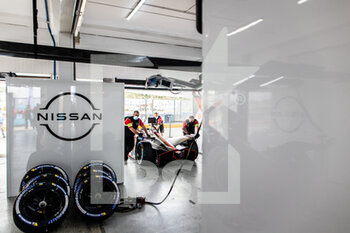 2021-04-23 - mecaniciens mechanics Nissan e.dams, Nissan IM02, portrait during the 2021 Valencia ePrix, 3rd meeting of the 2020-21 Formula E World Championship, on the Circuit Ricardo Tormo from April 23 to 25, in Valencia, Spain - Photo Germain Hazard / DPPI - 2021 VALENCIA EPRIX, 3RD MEETING OF THE 2020-21 FORMULA E WORLD CHAMPIONSHIP - FORMULA E - MOTORS