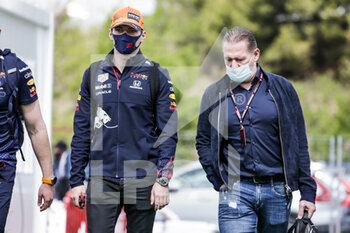 2021-05-09 - VERSTAPPEN Max (ned), Red Bull Racing Honda RB16B, portrait and his father Jos Verstappen during the Formula 1 Aramco Gran Premio De Espana 2021 from May 07 to 10, 2021 on the Circuit de Barcelona-Catalunya, in Montmelo, near Barcelona, Spain - Photo Xavi Bonilla / DPPI - FORMULA 1 ARAMCO GRAN PREMIO DE ESPANA 2021 - FORMULA 1 - MOTORS