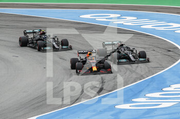 2021-05-09 - 33 VERSTAPPEN Max (nld), Red Bull Racing Honda RB16B, action leading the race start of the race, depart, ahead of 44 HAMILTON Lewis (gbr), Mercedes AMG F1 GP W12 E Performance, action and 77 BOTTAS Valtteri (fin), Mercedes AMG F1 GP W12 E Performance, action during the Formula 1 Aramco Gran Premio De Espana 2021 from May 07 to 10, 2021 on the Circuit de Barcelona-Catalunya, in Montmelo, near Barcelona, Spain - Photo Xavi Bonilla / DPPI - FORMULA 1 ARAMCO GRAN PREMIO DE ESPANA 2021 - FORMULA 1 - MOTORS