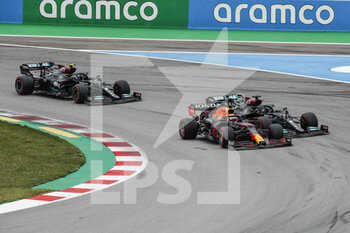 2021-05-09 - 33 VERSTAPPEN Max (nld), Red Bull Racing Honda RB16B, action leading the race start of the race, depart, ahead of 44 HAMILTON Lewis (gbr), Mercedes AMG F1 GP W12 E Performance, action and 77 BOTTAS Valtteri (fin), Mercedes AMG F1 GP W12 E Performance, action during the Formula 1 Aramco Gran Premio De Espana 2021 from May 07 to 10, 2021 on the Circuit de Barcelona-Catalunya, in Montmelo, near Barcelona, Spain - Photo Xavi Bonilla / DPPI - FORMULA 1 ARAMCO GRAN PREMIO DE ESPANA 2021 - FORMULA 1 - MOTORS