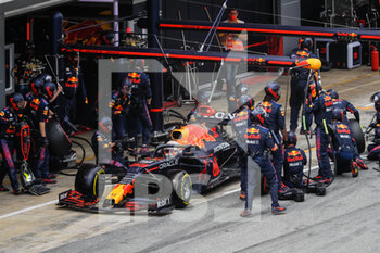 2021-05-09 - 33 VERSTAPPEN Max (nld), Red Bull Racing Honda RB16B, action pit stop during the Formula 1 Aramco Gran Premio De Espana 2021 from May 07 to 10, 2021 on the Circuit de Barcelona-Catalunya, in Montmelo, near Barcelona, Spain - Photo Antonin Vincent / DPPI - FORMULA 1 ARAMCO GRAN PREMIO DE ESPANA 2021 - FORMULA 1 - MOTORS