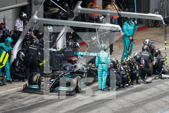 2021-05-09 - 44 HAMILTON Lewis (gbr), Mercedes AMG F1 GP W12 E Performance, action pit stop during the Formula 1 Aramco Gran Premio De Espana 2021 from May 07 to 10, 2021 on the Circuit de Barcelona-Catalunya, in Montmelo, near Barcelona, Spain - Photo Antonin Vincent / DPPI - FORMULA 1 ARAMCO GRAN PREMIO DE ESPANA 2021 - FORMULA 1 - MOTORS