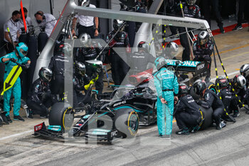 2021-05-09 - 44 HAMILTON Lewis (gbr), Mercedes AMG F1 GP W12 E Performance, action pit stop during the Formula 1 Aramco Gran Premio De Espana 2021 from May 07 to 10, 2021 on the Circuit de Barcelona-Catalunya, in Montmelo, near Barcelona, Spain - Photo Antonin Vincent / DPPI - FORMULA 1 ARAMCO GRAN PREMIO DE ESPANA 2021 - FORMULA 1 - MOTORS