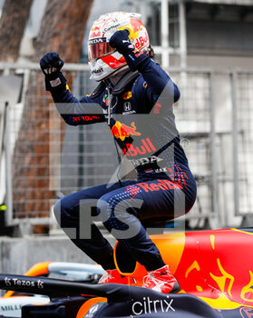 2021-05-23 - VERSTAPPEN Max (ned), Red Bull Racing Honda RB16B, portrait celebrating victory during the 2021 Formula One World Championship, Grand Prix of Monaco from on May 20 to 23 in Monaco - Photo Florent Gooden / DPPI - 2021 FORMULA ONE WORLD CHAMPIONSHIP, GRAND PRIX OF MONACO - FORMULA 1 - MOTORS
