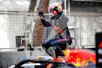 2021-05-23 - VERSTAPPEN Max (ned), Red Bull Racing Honda RB16B, portrait celebrating victory during the 2021 Formula One World Championship, Grand Prix of Monaco from on May 20 to 23 in Monaco - Photo Florent Gooden / DPPI - 2021 FORMULA ONE WORLD CHAMPIONSHIP, GRAND PRIX OF MONACO - FORMULA 1 - MOTORS