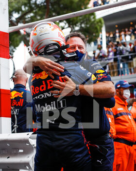 2021-05-23 - VERSTAPPEN Max (ned), Red Bull Racing Honda RB16B, portrait celebrating victory with HORNER Christian (gbr), Team Principal of Red Bull Racing, portrait during the 2021 Formula One World Championship, Grand Prix of Monaco from on May 20 to 23 in Monaco - Photo Florent Gooden / DPPI - 2021 FORMULA ONE WORLD CHAMPIONSHIP, GRAND PRIX OF MONACO - FORMULA 1 - MOTORS