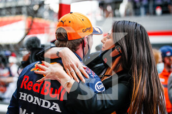 2021-05-23 - VERSTAPPEN Max (ned), Red Bull Racing Honda RB16B, portrait with his girlfriend PIQUET Kelly, during the 2021 Formula One World Championship, Grand Prix of Monaco from on May 20 to 23 in Monaco - Photo Florent Gooden / DPPI - 2021 FORMULA ONE WORLD CHAMPIONSHIP, GRAND PRIX OF MONACO - FORMULA 1 - MOTORS