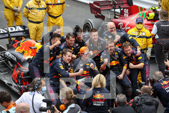 2021-05-23 - VERSTAPPEN Max (ned), Red Bull Racing Honda RB16B, portrait, celebrating his wins with his team during the 2021 Formula One World Championship, Grand Prix of Monaco from on May 20 to 23 in Monaco - Photo Antonin Vincent / DPPI - 2021 FORMULA ONE WORLD CHAMPIONSHIP, GRAND PRIX OF MONACO - FORMULA 1 - MOTORS