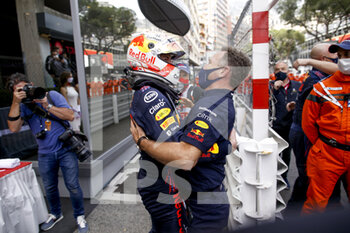 2021-05-23 - VERSTAPPEN Max (ned), Red Bull Racing Honda RB16B, portrait celebrating victory with HORNER Christian (gbr), Team Principal of Red Bull Racing, during the 2021 Formula One World Championship, Grand Prix of Monaco from on May 20 to 23 in Monaco - Photo DPPI - 2021 FORMULA ONE WORLD CHAMPIONSHIP, GRAND PRIX OF MONACO - FORMULA 1 - MOTORS